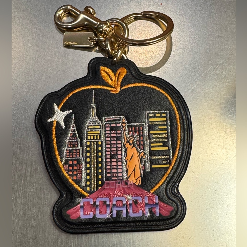 Coach - Souvenir NYC Skyline Apple Charm - LIKE NEW
Signature Coated Canvas Back